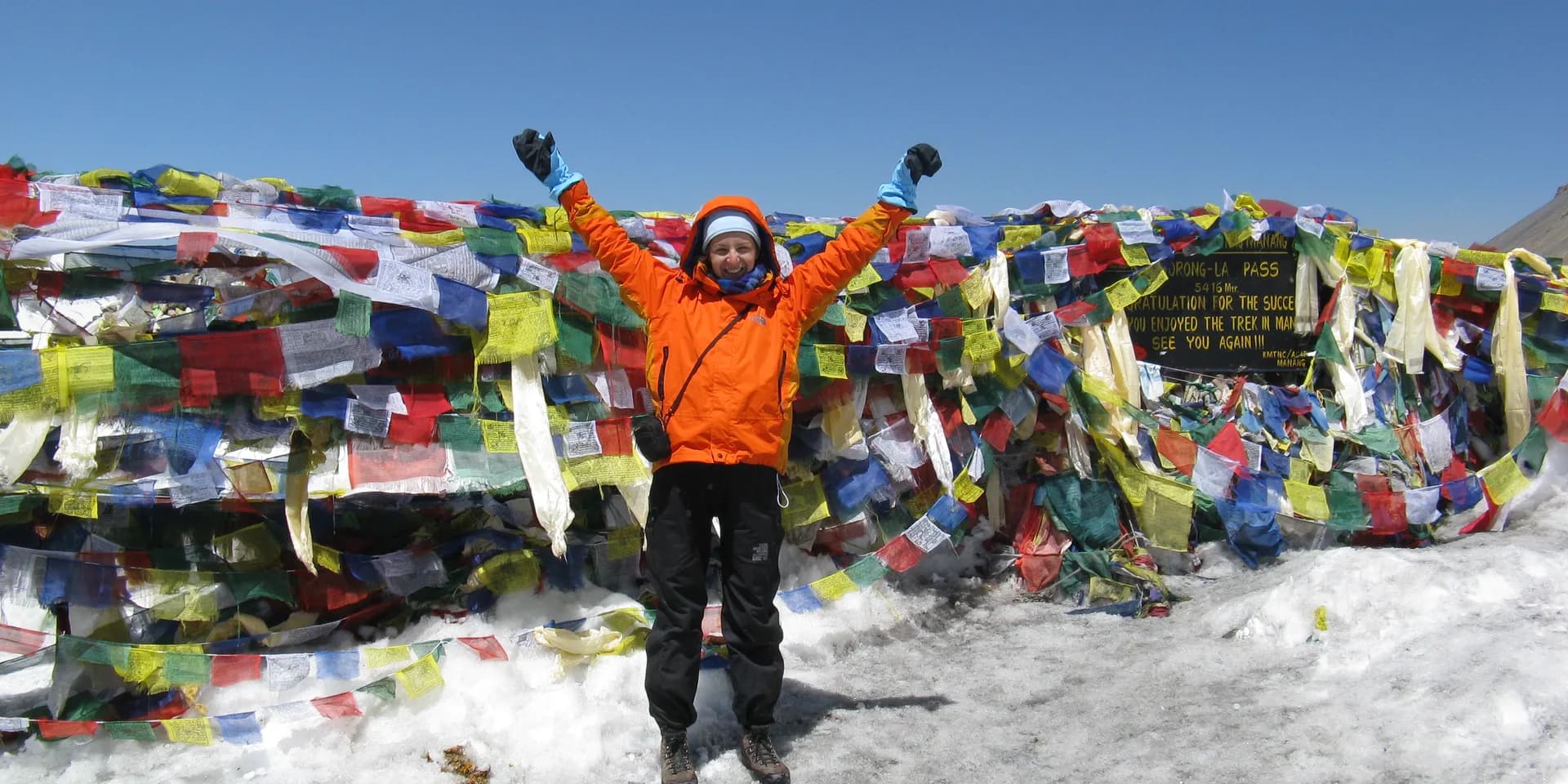 Die Inhaberin der Praxis, Zoé Goula-Kraus, auf einer Bergwanderung in den Himalaya-Bergen